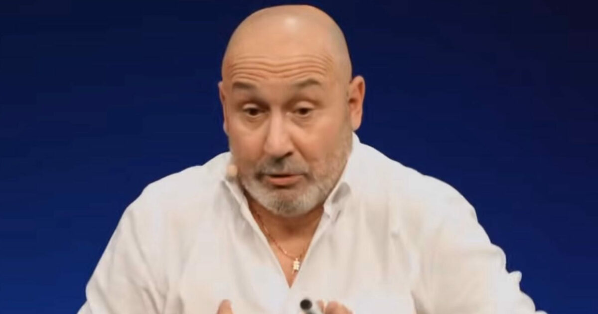 “Battute su malattie e handicap? Ci vuole buonsenso, sennò sei una me*da. Il mondo dello spettacolo è fatto di ipocriti e falsi”: le parole di Maurizio Battista