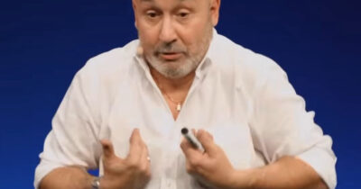 Copertina di “Battute su malattie e handicap? Ci vuole buonsenso, sennò sei una me*da. Il mondo dello spettacolo è fatto di ipocriti e falsi”: le parole di Maurizio Battista