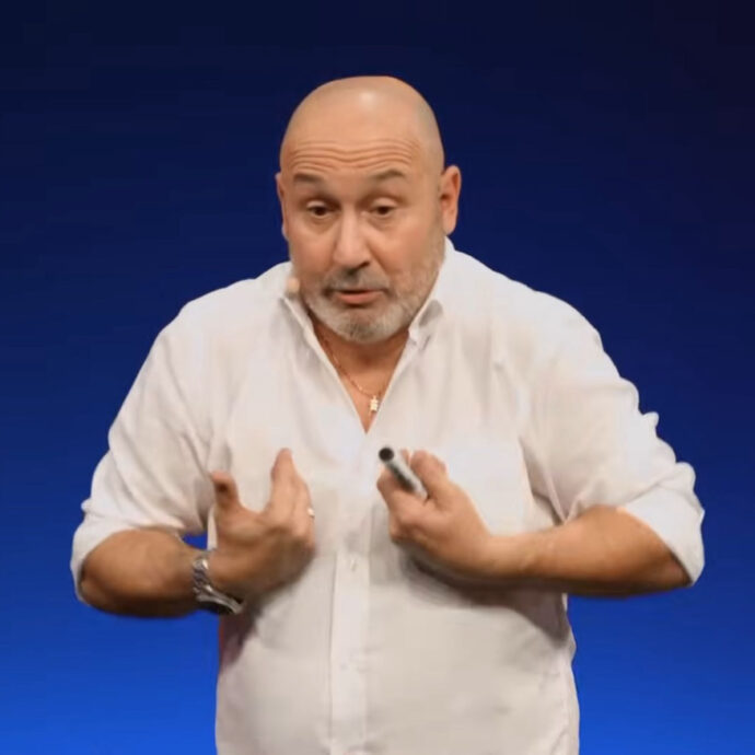 “Battute su malattie e handicap? Ci vuole buonsenso, sennò sei una me*da. Il mondo dello spettacolo è fatto di ipocriti e falsi”: le parole di Maurizio Battista