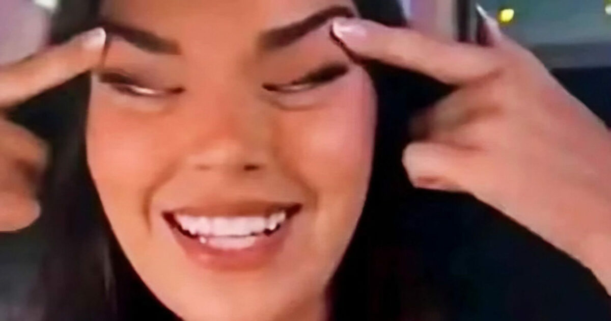 “Gesto scriteriato e stupido”: miss Finlandia posa sui social “con gli occhi a mandorla” e scoppia la polemica, espulsa da Miss Universo