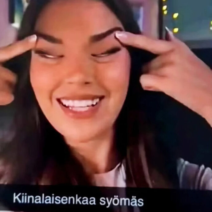 “Gesto scriteriato e stupido”: miss Finlandia posa sui social “con gli occhi a mandorla” e scoppia la polemica, espulsa da Miss Universo