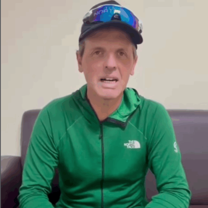 “Ho avuto un attacco cardiaco sull’Himalaya, sono dovuto stare tutta la notte a 5 mila metri e senza ossigeno”: il racconto di Simone Moro dall’ospedale di Kathmandu