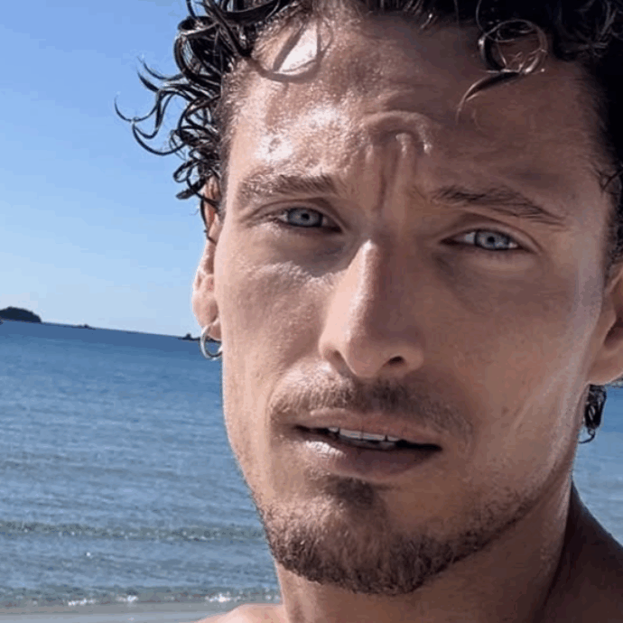 “Nessuno si indigna per la denuncia di Corona. Solo perché sono uomini e non donne? Mai vissute situazioni imbarazzanti per il Grande Fratello. Dico sempre ai colleghi modelli: appuntamenti di lavoro solo in ufficio e di giorno”. Così Gennaro Lillio