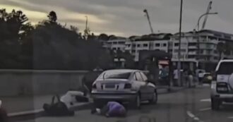 Strage di Bondi Beach, il nuovo video della coppia che tenta di disarmare uno dei due killer e poi viene uccisa