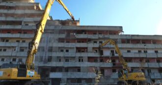 Copertina di Giù la Vela Rossa di Scampia, iniziati i lavori per l’abbattimento – Video