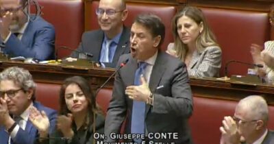 Copertina di Conte a Meloni: “Non serve Indiana Jones per cercare l’oro degli italiani, basta tassare i giganti del web” – Video