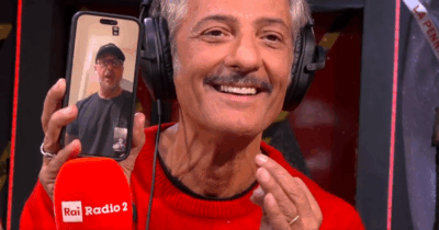 Copertina di Fiorello telefona a Corona in diretta: “Fabrizio tu mi fai paura”. L’ex re dei paparazzi: “Mi chiama mezzo mondo ma io per te… L’unico vero, pulito e onesto in questo lavoro”