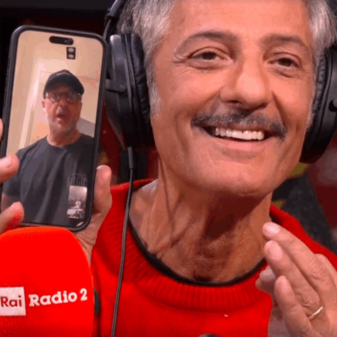 Fiorello telefona a Corona in diretta: “Fabrizio tu mi fai paura”. L’ex re dei paparazzi: “Mi chiama mezzo mondo ma io per te… L’unico vero, pulito e onesto in questo lavoro”