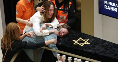 Copertina di Strage di Bondi Beach – Incriminato per terrorismo Naveed Akram, a Sydney i funerali delle vittime