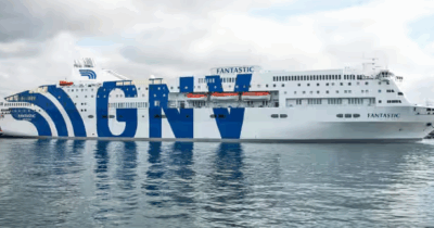 Copertina di Francia, malware spia trovato su una nave italiana: fermati due marinai lettoni, uno a Napoli. Parigi: “Interferenza straniera”