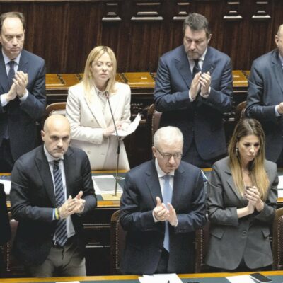 Copertina di Ucraina, Meloni contro l’Ue sugli asset russi congelati. Armi a Kiev: il governo frena