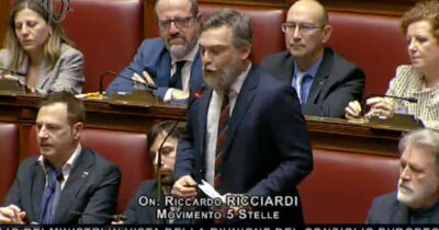 Copertina di Ricciardi (M5s) contro Meloni in Aula: “Ha scommesso sulla vittoria di Kiev a spese degli ucraini e della nostra economia”