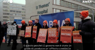 Copertina di “Mancano 40mila medici, ecco perché i pazienti aspettano”: sciopero dei dottori nel Regno Unito per salari e mancanza di personale