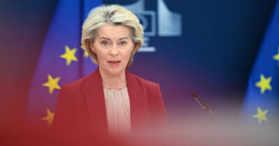 Copertina di Von der Leyen agita l'elmetto: “La pace è finita, prepararsi alla guerra ibrida. Nessuna alternativa, è un mondo di predatori”