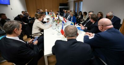 Copertina di L’Ue tratta a oltranza sugli asset russi: rispunta l’ipotesi del debito comune, “Budapest favorevole”. Trump: “Accordo vicino, ma Kiev sia rapida”