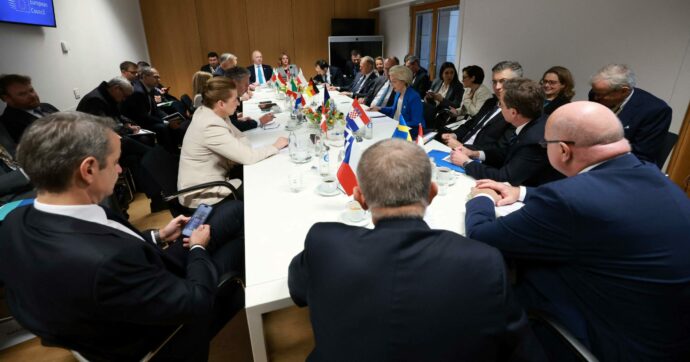 L’Ue tratta a oltranza sugli asset russi: rispunta l’ipotesi del debito comune, “Budapest favorevole”. Trump: “Accordo vicino, ma Kiev sia rapida”