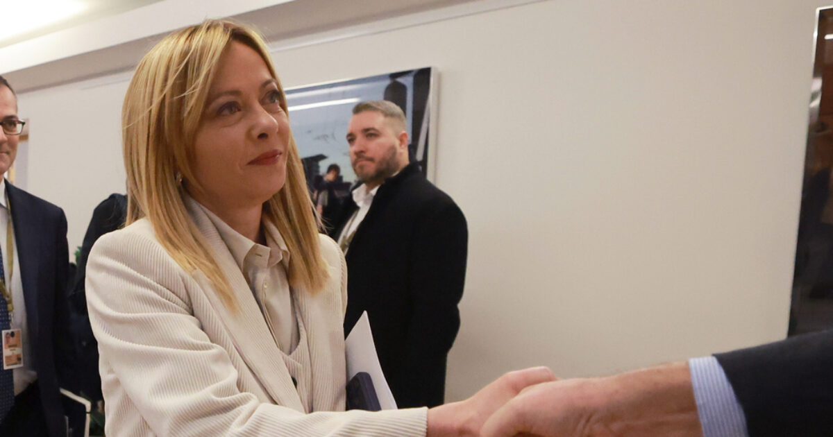 “Il nuovo look di Giorgia Meloni? Con il ciuffo così è un po’ Monica Bellucci e un po’ Brigitte Bardot”: parla il suo parrucchiere