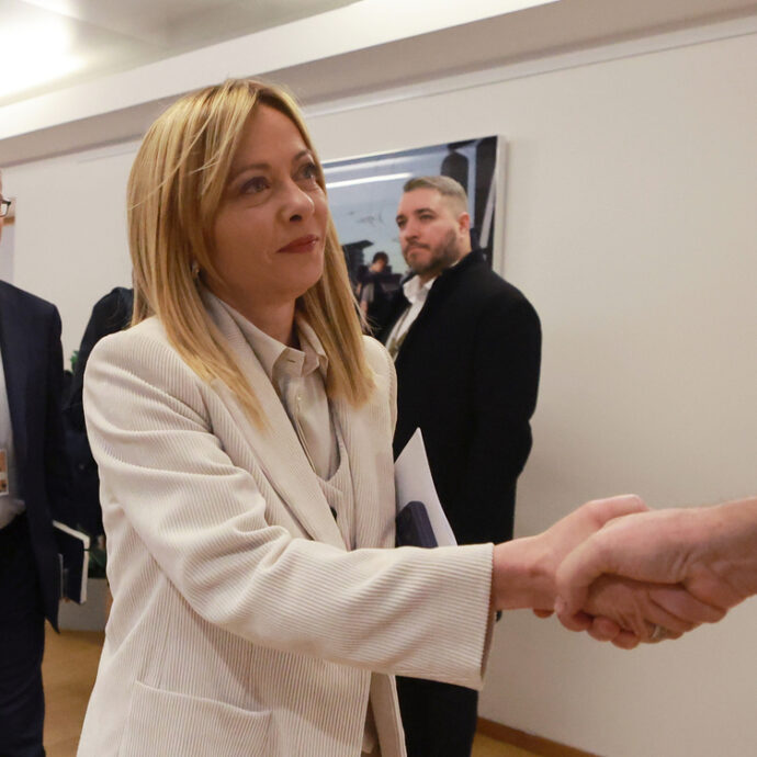 “Il nuovo look di Giorgia Meloni? Con il ciuffo così è un po’ Monica Bellucci e un po’ Brigitte Bardot”: parla il suo parrucchiere