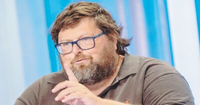 Copertina di Mario Adinolfi arrestato a Roma. Le accuse: truffa milionaria ed evasione fiscale