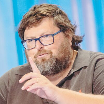 Copertina di Mario Adinolfi arrestato a Roma. Le accuse: truffa milionaria ed evasione fiscale