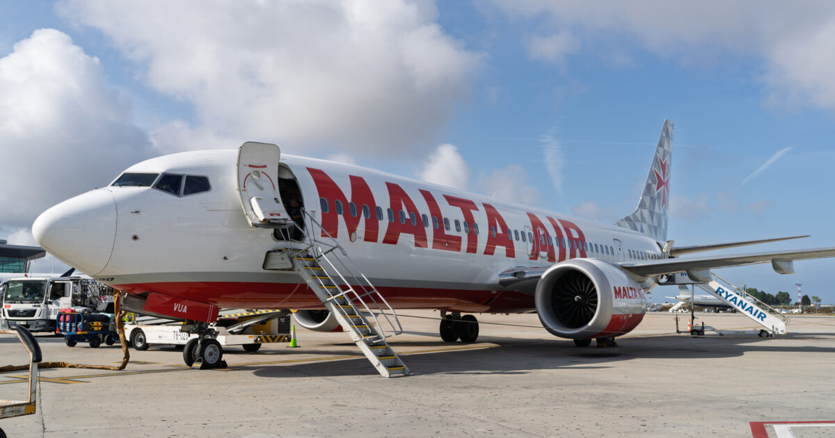 Il parasole si stacca all’improvviso, cade sui controlli e spegne un motore mentre l’aereo è in volo a 10 mila metri d’altezza: panico sul volo diretto a Bergamo