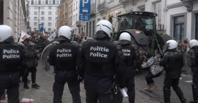 Copertina di Proteste degli agricoltori contro il Mercorsur: scene di guerriglia urbana a Bruxelles. Scontri con la polizia, ferito un manifestante