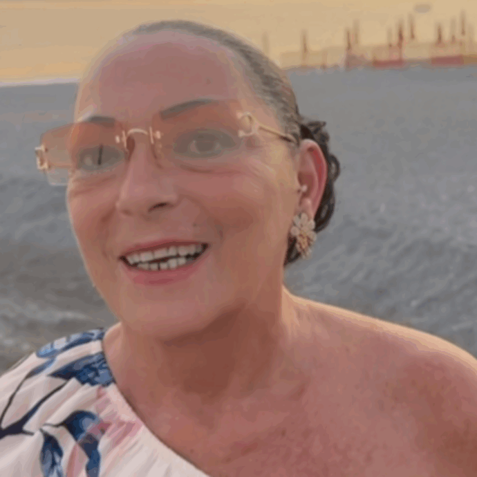 È morta Rosy Viola, una delle più amate cantanti neomelodiche: “Le cause collegate a gravi problemi di salute che avevano portato al ricovero”