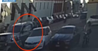 Copertina di Aggredisce una donna e le strappa due orecchini da 100mila euro: arrestato. Il video della rapina