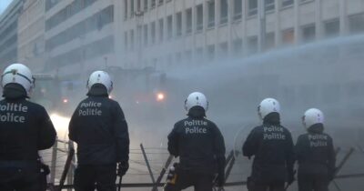 Copertina di Protesta trattori a Bruxelles, la polizia blocca gli agricoltori e aziona gli idranti – Video