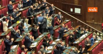 Copertina di Bignami alle opposizioni: “Vi vergognate di essere italiani”. Bagarre alla Camera e urla ironiche: “Foti, Foti” – Video