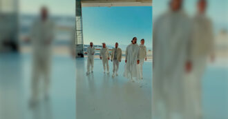 Copertina di “Abbiamo avuto nostalgia del 1999”: i Backstreet Boys ricreano l’iconico video di I want it that way dopo 25 anni