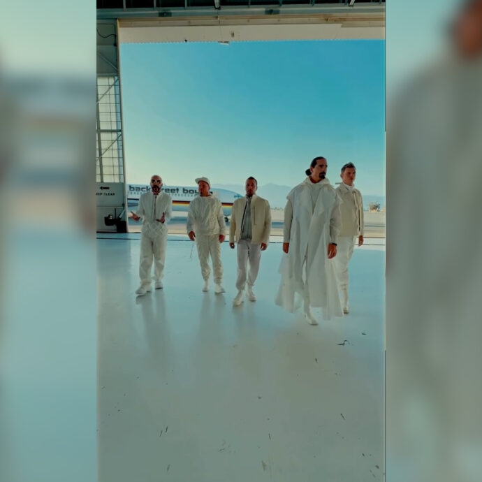 “Abbiamo avuto nostalgia del 1999”: i Backstreet Boys ricreano l’iconico video di I want it that way dopo 25 anni