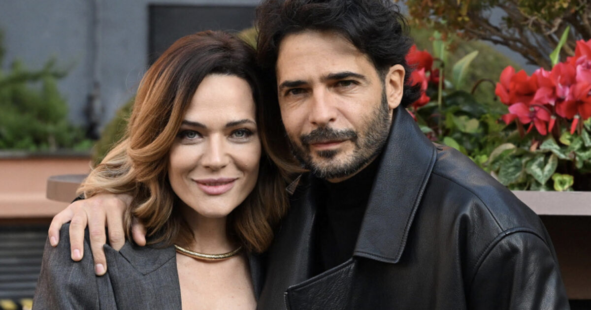 “La prima e l’ultima volta che recitiamo insieme”: Laura Chiatti e Marco Bocci si scambiano corpi, famiglie, ricchezza e indigenza in “Se fossi te”