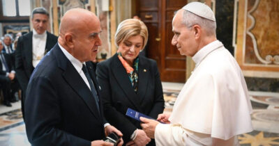 Copertina di Calderone dal Papa per accompagnare i consulenti del lavoro insieme al marito. Poi al loro seminario, da ministra