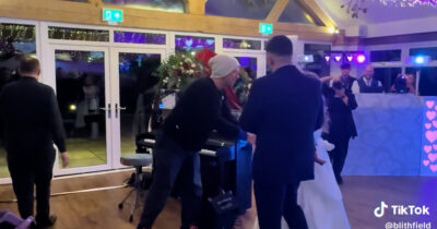 Copertina di Chris Martin dei Coldplay appare a sorpresa al matrimonio (ma gli invitati sembrano non riconoscerlo) – Video