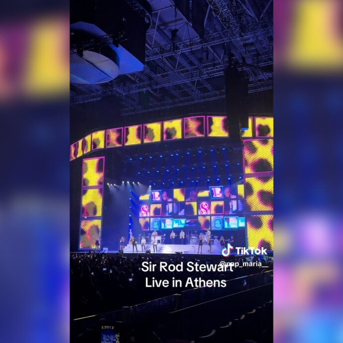 “Stai rovinando lo show”: tensione al concerto di Rod Stewart. Il cantante ferma tutto e caccia un fan – Video