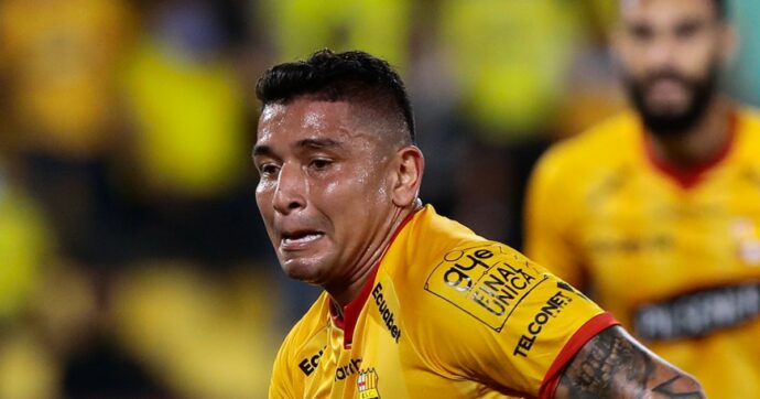 Ucciso Mario Pineida: choc in Ecuador, il calciatore della nazionale è stato freddato mentre era con la mamma