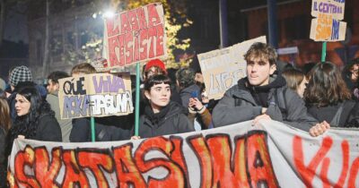 Copertina di Torino, scontri in strada dopo lo sgombero di Askatasuna, domani corteo nazionale