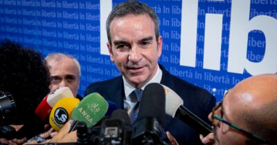 Copertina di Mediaset spinge Occhiuto.  Lui vuole cambiare i capigruppo