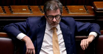 Copertina di Bonus Giorgetti per chi posticipa la pensione, come funziona l’aumento in busta paga e quali sono gli svantaggi
