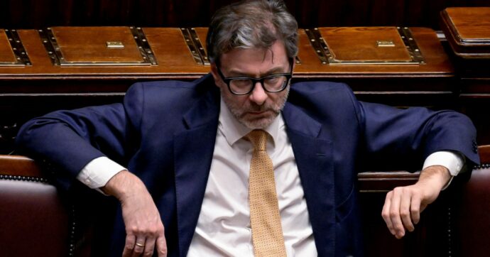 Bonus Giorgetti per chi posticipa la pensione, come funziona l’aumento in busta paga e quali sono gli svantaggi