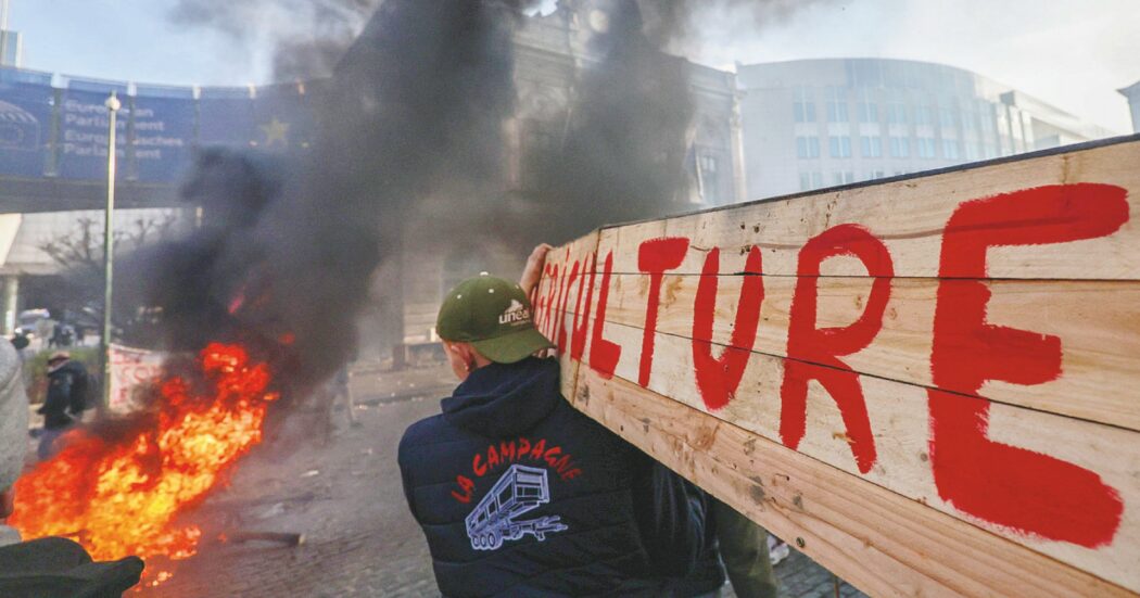 I trattori europei bloccano ancora Bruxelles, la Ue rinvia la firma del Mercosur a gennaio