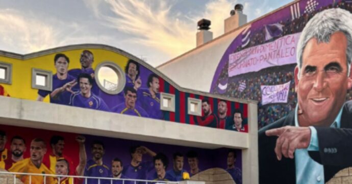 Un murales con i suoi colpi migliori: la nuova facciata della villa di Corvino è piena di bomber – Le foto