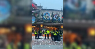 Copertina di Cartacce e rifiuti a terra: caos a Disneyland Paris. La protesta del personale delle pulizie sorprende i visitatori