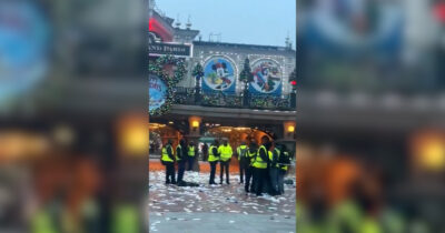 Copertina di Cartacce e rifiuti a terra: caos a Disneyland Paris. La protesta del personale delle pulizie sorprende i visitatori