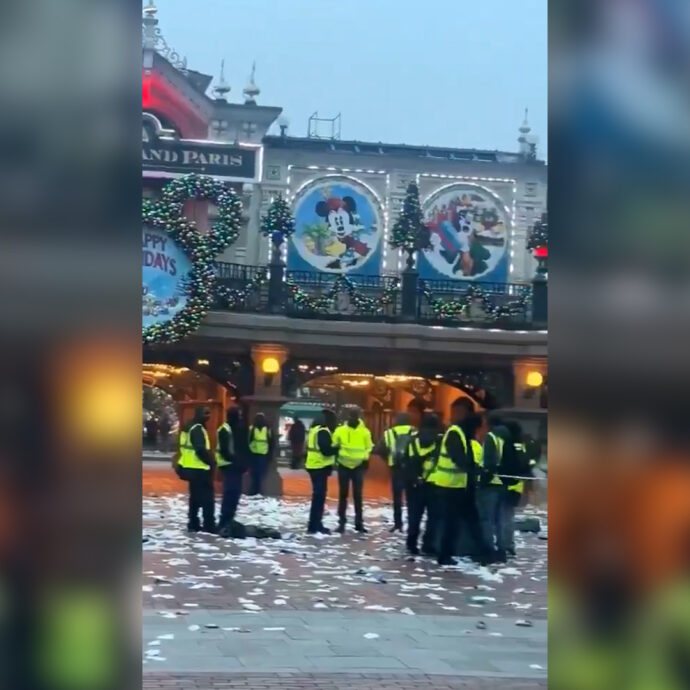 Cartacce e rifiuti a terra: caos a Disneyland Paris. La protesta del personale delle pulizie sorprende i visitatori
