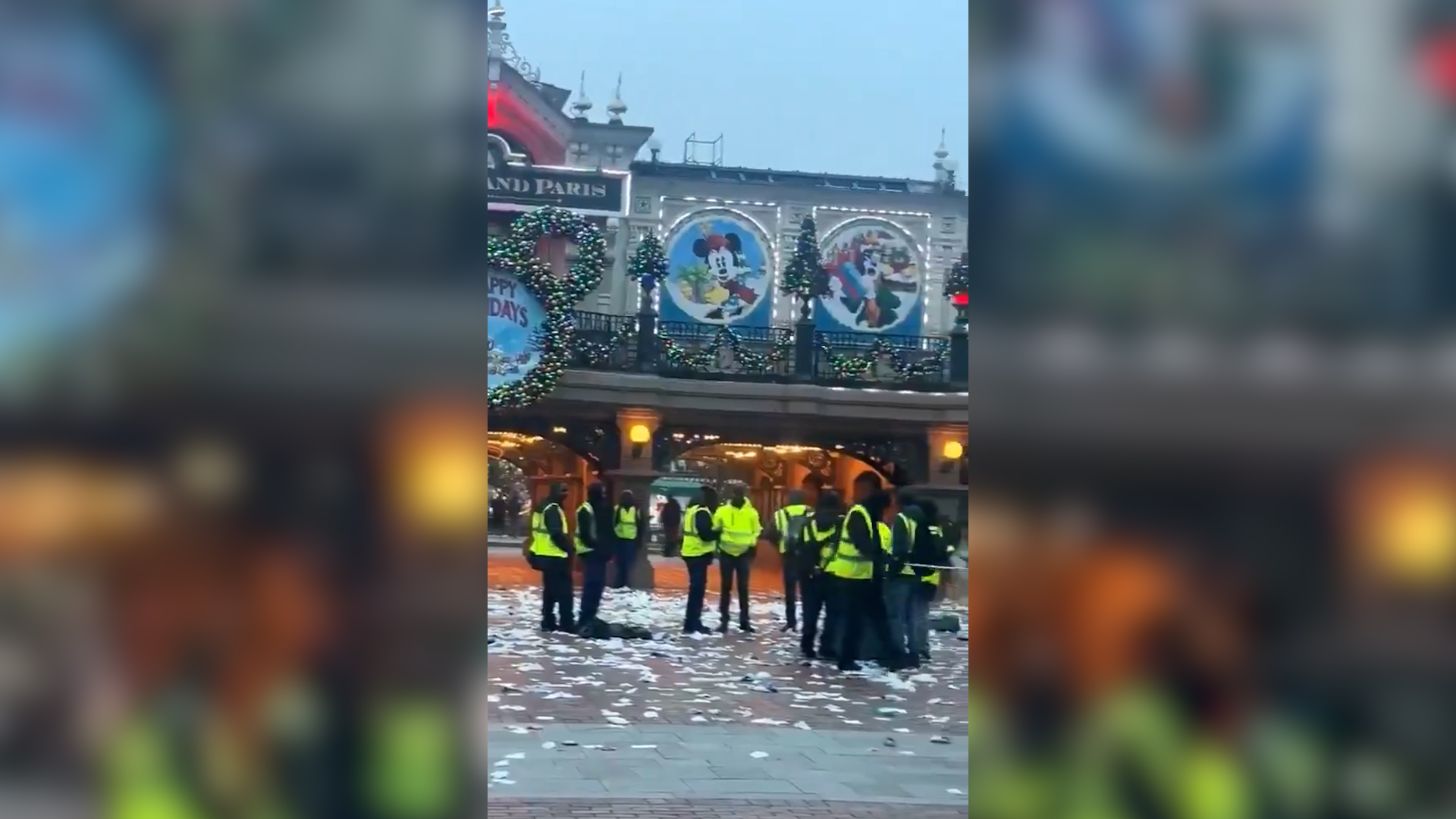 Cartacce e rifiuti a terra: caos a Disneyland Paris. La protesta del personale delle pulizie sorprende i visitatori Cartacce e rifiuti a terra: caos a Disneyland Paris. La protesta del personale delle pulizie sorprende i visitatori