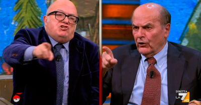 Copertina di Bersani a La7: “Da Meloni un comiziaccio ad Atreju. La smettano di fare le vittime”. Scontro con Storace