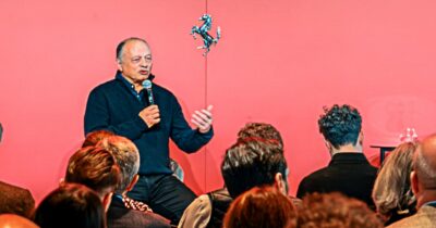 Copertina di Ferrari, Vasseur: “Con le nuove regole i piloti devono dare il loro contributo, la battaglia in pista non si può simulare”