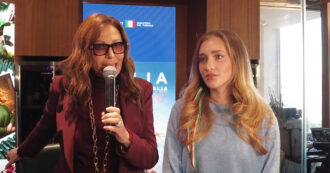 Copertina di Santanchè presenta la ‘Venere’ in carne e ossa: “Servono offerte turistiche sempre più sexy. Chi l’ha scelta? Casting al ministero”